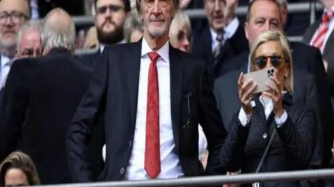 “郑钦文巧妙应对总决赛合影站位：国际拍照无固定规矩，自由排列——东南早报”